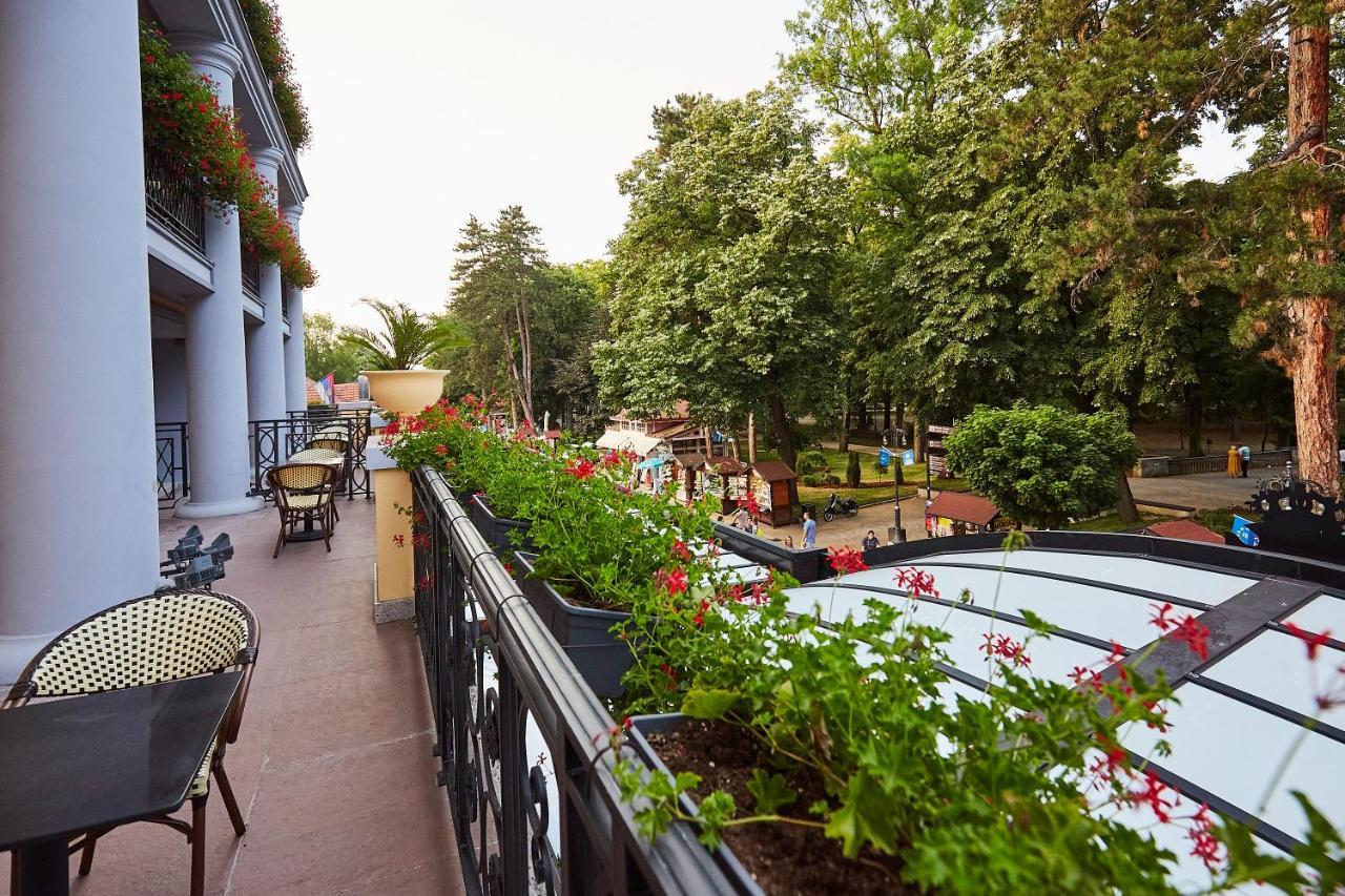 A Hoteli - Hotel Park Vrnjačka Banja Exterior foto The hotel's terrace